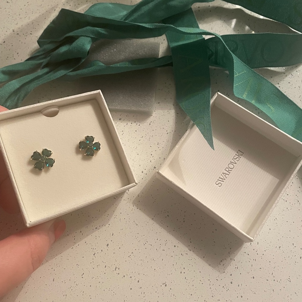 BRAND NEW SWAROVSKI EMERALD CLOVER EARRING STUDS